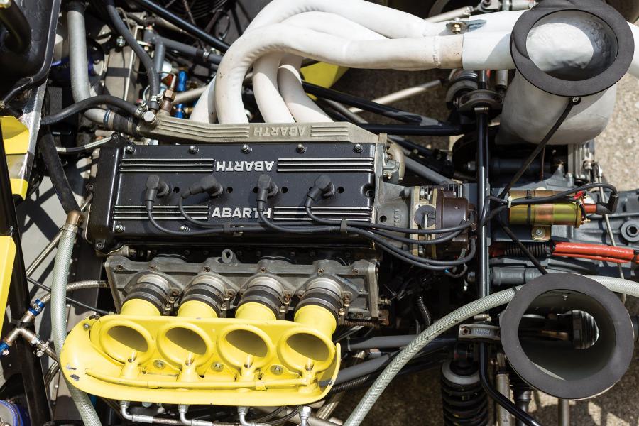Моторный отсек Abarth 2000 SE027 (SE027-001) 1974 года  (фото 8 из 9)